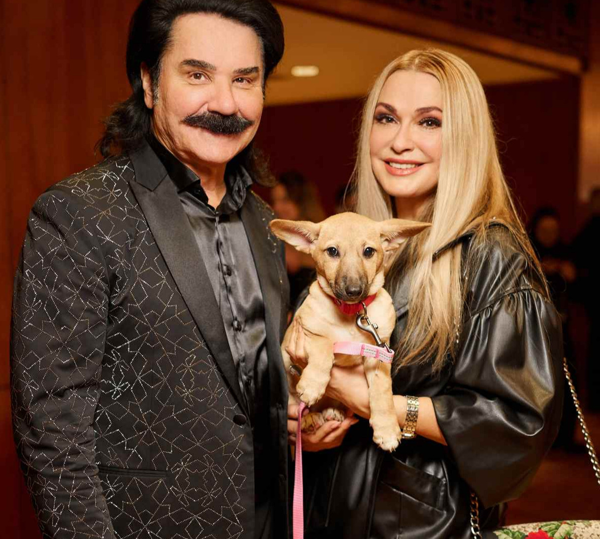 Сумська, Зібров та Сопонару засвітилися на хіднику MUZVAR у компанії песиків, яким потрібна родина. Фото