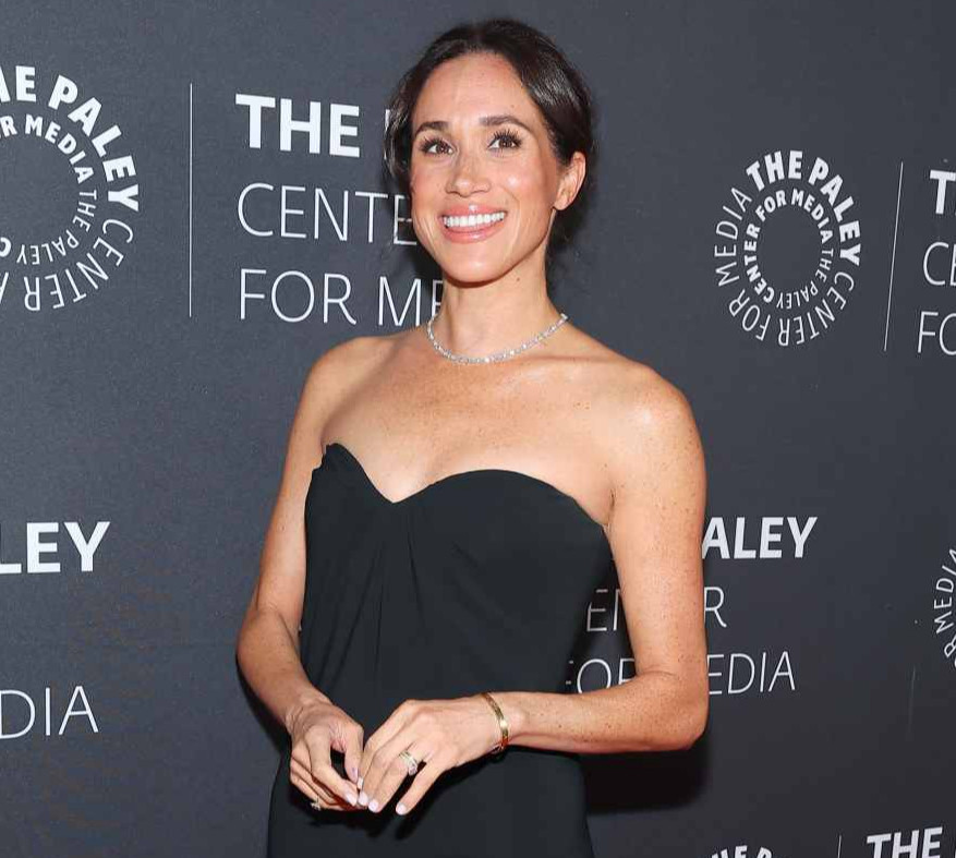 Знову без Гаррі: голоплечу Меган Маркл на парадному хіднику обіймав за талію відомий актор