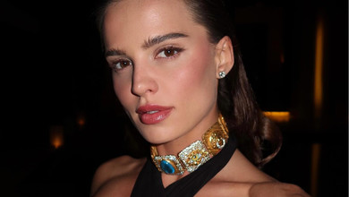 Андрес у м'ятому червоному та пір'ї на голові ефектно полежала для кампейну Гасанової