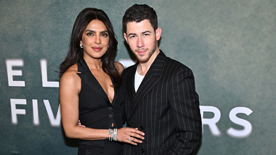 Пріянка Чопра у декольтованому топі та обтислій спідниці притулилася до чоловіка на бродвейському хіднику. Фото