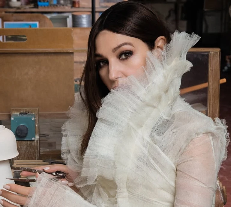 Белуччі у напівпрозорому мереживі уявила себе майстринею з кераміки. Фото