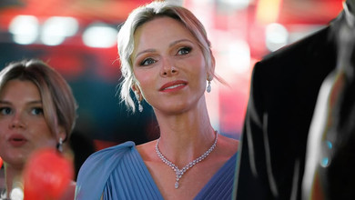 Княгиня Шарлін у блакитно-срібному образі та князь Альбер з червоним метеликом відвідали благодійну вечерю