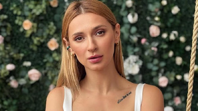 Tayanna у гольфах та міні граційно попозувала на стільці. Фото