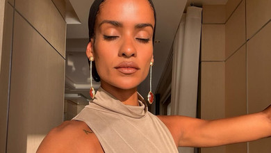 Топлес, тоненьке бікіні та багато декольте: кохана Касселя посвітила стрункими формами на відпочинку в Італії. Фото