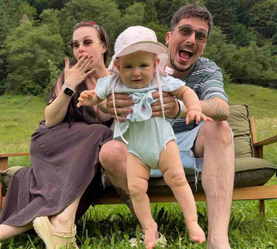 Доросла красуня: дружина POSITIFF показала 8-місячну донечку на концерті тата