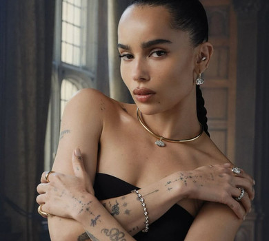 Зої Кравіц у шовковому екстраміні посвітила ніжками на вулицях Нью-Йорка та оголила живіт у звабному луці на кінопрем'єрі. Фото