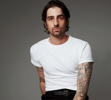 Дантес похвалився рельєфним пресом у самих боксерах та поділився веселими фотоспогадами