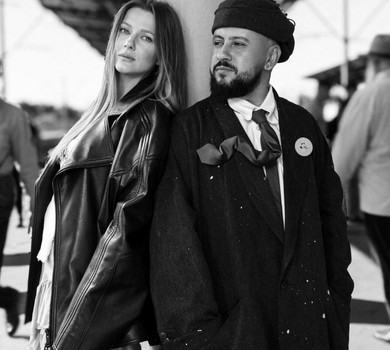 Понад пів сотні акторів, вокзал і контемп: MONATIK і KOLA у чорно-білому кліпі показали більше ніж любов