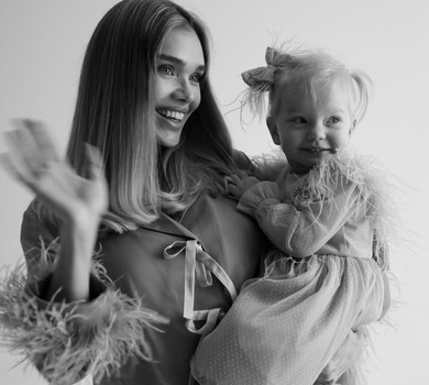 Саша Бо замилувала ніжними ч\б фото на 2-річчя доньки та показала, яке свято з ляльками їй влаштувала