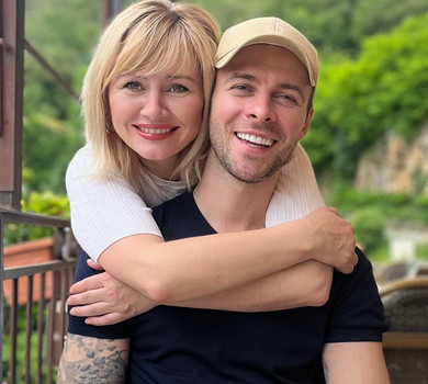 Рідкісний момент: Барських показався з сестрою і братом у Барселоні. Фото