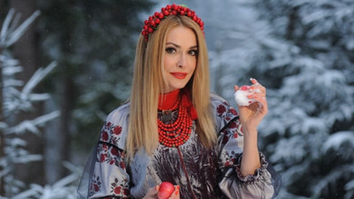 Мороз був -15!: Сумська в заквітчаному луці та коралях показалася на атмосферних кадрах із зимового лісу