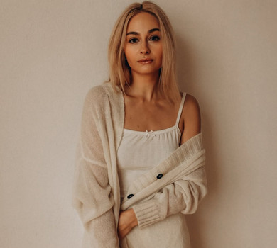 Він хоче, щоб ти була сексі-кішечкою: Цимбалару насмішила своїм роздяганням для коханого у холодній квартирі. Відео