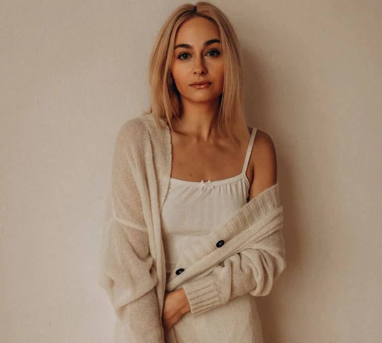 Він хоче, щоб ти була сексі-кішечкою: Цимбалару насмішила своїм роздяганням для коханого у холодній квартирі. Відео