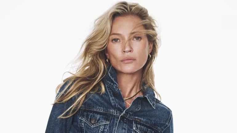 Мосс, Дженнер, наречена Стейтема і зірка Бріджертонів попозували у культовому тренчі Burberry. Фото