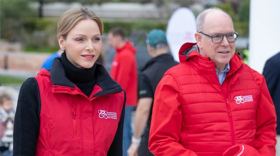 Спортивна парочка: князь і княгиня Монако в яскравих луках покрутили педалі перед камерами