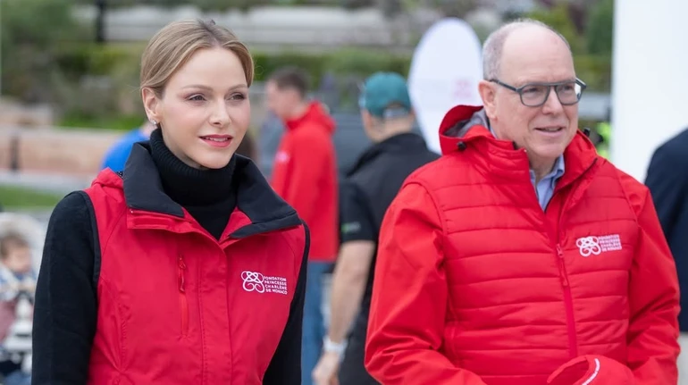 Спортивна парочка: князь і княгиня Монако в яскравих луках покрутили педалі перед камерами