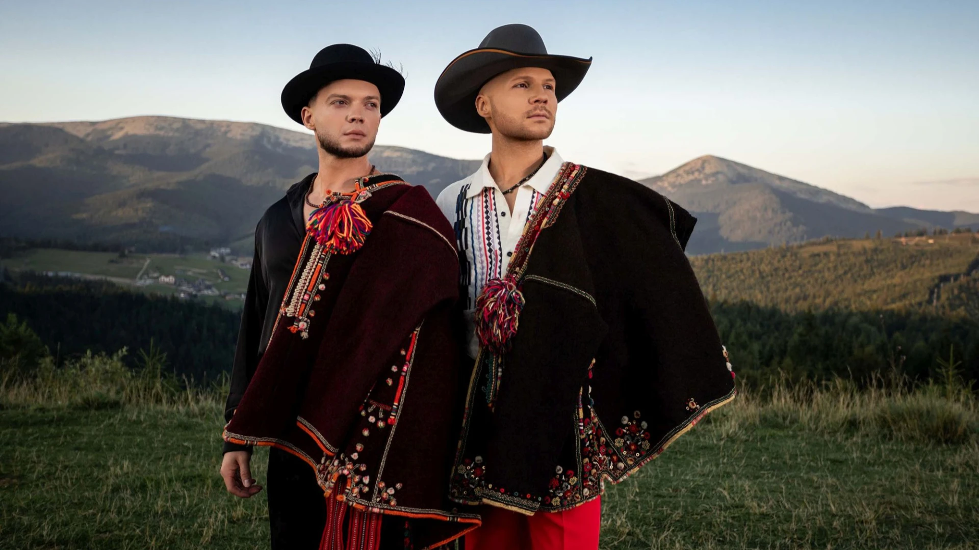 Карпатське фламенко, вогонь і трембіта: Vlad Darwin і Лазановський представили атмосферний кліп на трек, написаний у маренні під час ковіду