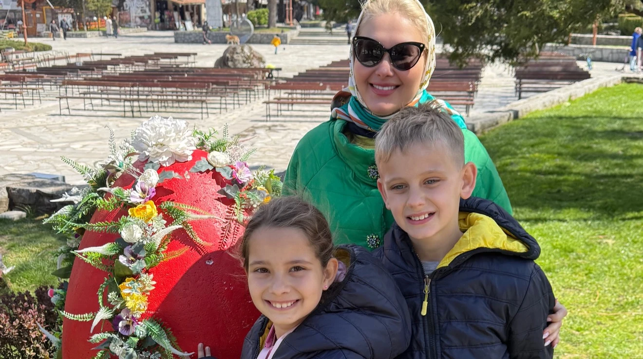 Обійми на природі, верхова їзда та гори: Бужинська на фото з чоловіком і дітьми показала їхній Великдень у Болгарії