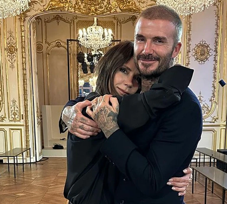 Модник на моді: Девід Бекхем у сандалях на шкарпетки завітав із дітьми на показ Вікторії