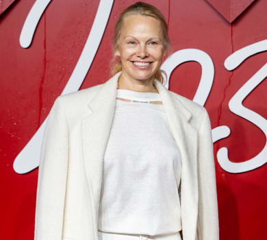 Нуль мейкапу, хвостик і total white: 56-річна Памела Андерсон на розслабоні сходила на модну премію в Лондоні