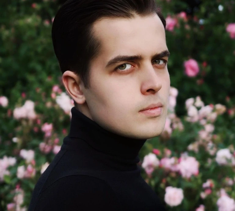 Онук Ротару в самому рушнику на стегнах похизувався м'язами для фото