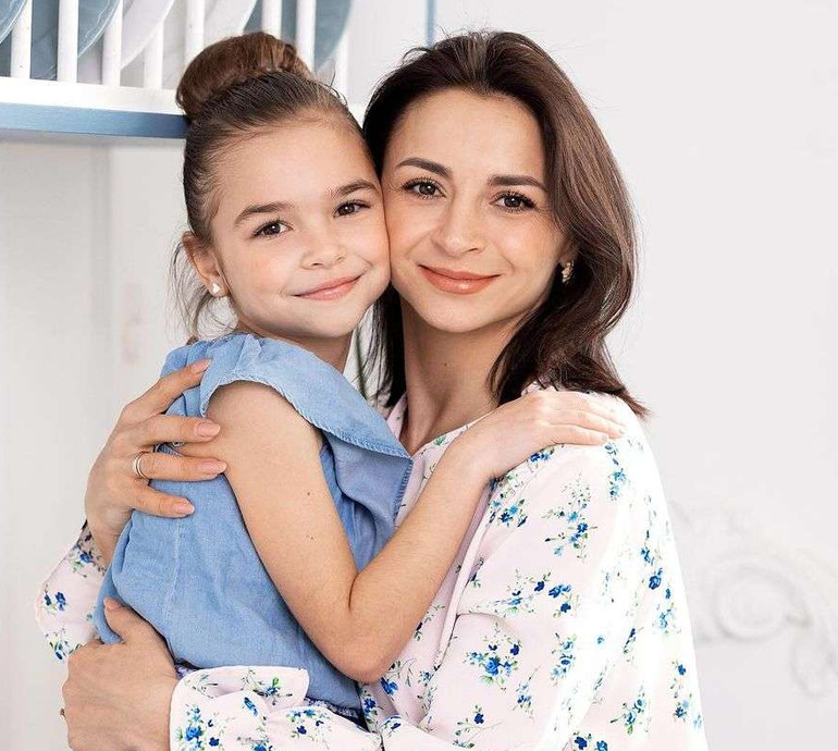 Такий кайфовий момент: Гвоздьова з донькою показалася на болгарському пляжі