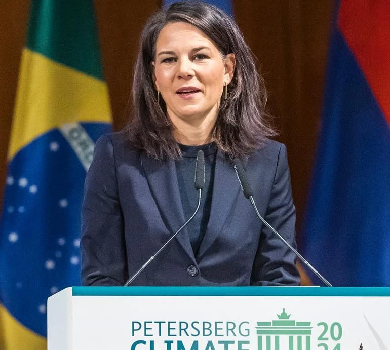 Міністерка закордонних справ Німеччини Бербок вразила ефектним трюком на батуті. Відео