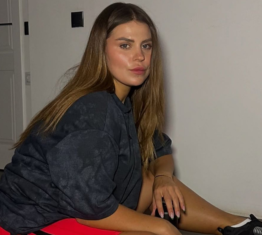 Заріцька у ніжно-рожевому спортлуці посвітила декольте і пласким животом на селфі