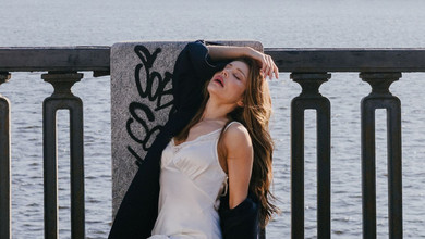 Людина потрібна людина: Кароль у сукні-комбінації чуттєво заспівала на тлі Києва. Відео