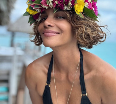 Дорослішати, але не старіти: 59-річна Холлі Беррі у бікіні показала тропічний відпочинок з коханим. Фото