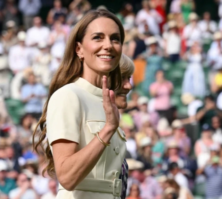 Кейт Міддлтон у Лондоні вигуляла елегантну сукню в клітинку з ретро-комірцем