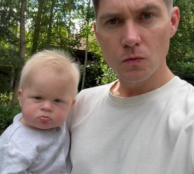 Тимофій ріс веселим хлопчиком, поки...: Остапчук дикторським голосом кумедно озвучив події свого звичайного сімейного дня. Відео