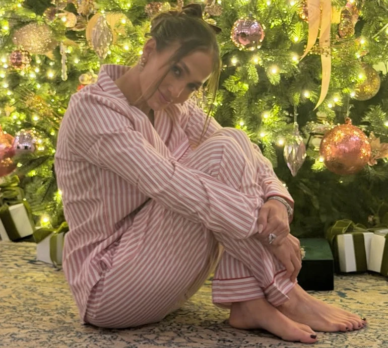 Боса Лопес попозувала коло ялинки та показала, з ким зустріла Різдво в однакових піжамах. Фото