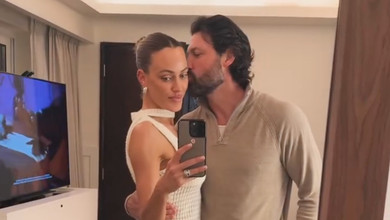 Чмерковський пригорнув дружину у прозорому луці для поцілунку на карибському острові. Фото