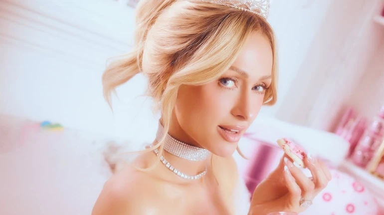 Оголена Періс Хілтон в діадемі влаштувала пінну фотосесію в рожевій ванній