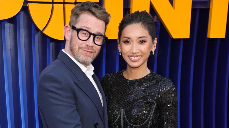 Калкін із червоним манікюром пригорнув наречену у паєтках на хіднику кінопрем'єри. Фото