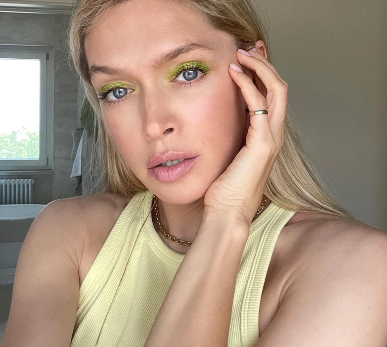 Брежнєва в обтислому трикотажі позагравала перед дзеркалом