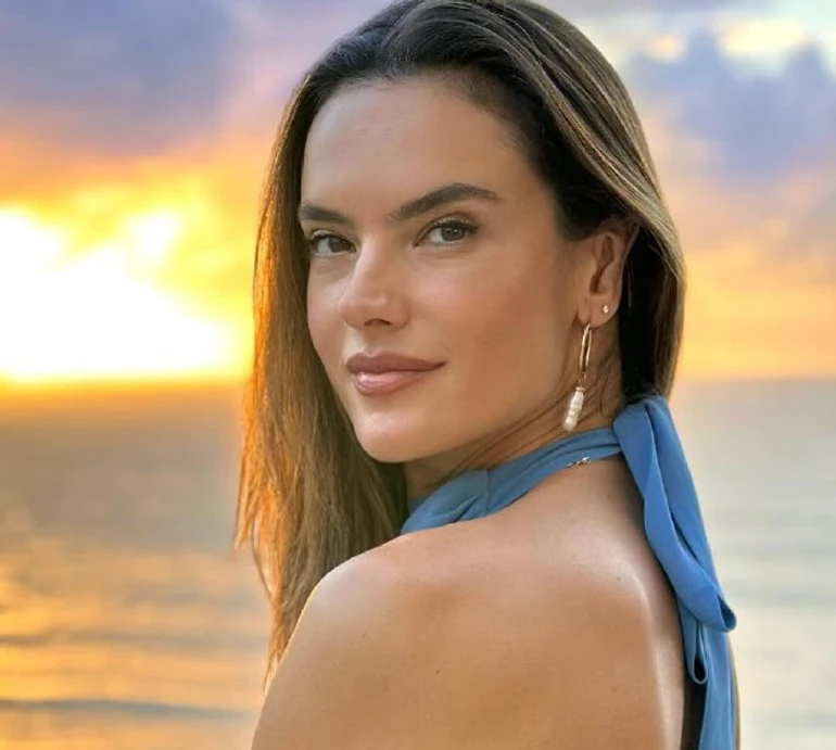 Келих та кольорові шкарпетки: Амброзіо у бікіні виставила на камеру засмагле тіло