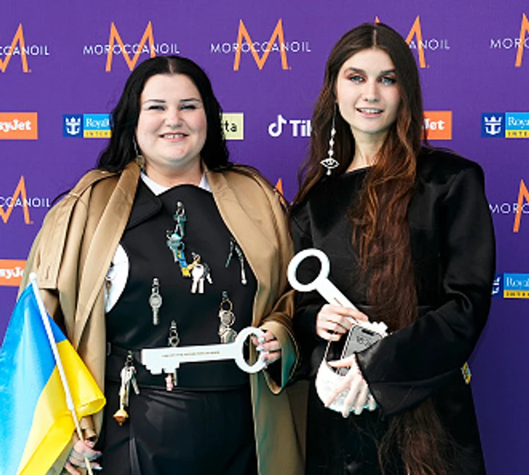 alyona alyona & Jerry Heil у луках від Літковської змусили ведучу Євробачення битися крашанками на Бірюзовому хіднику. Відео