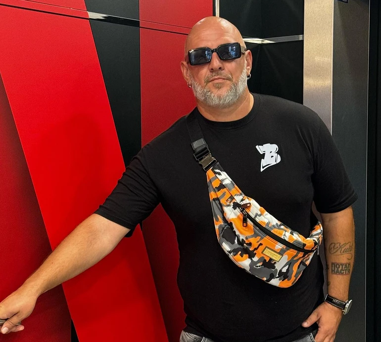 Потап показався у Парижі та розповів, що йому нагадує Ейфелева вежа. Фото