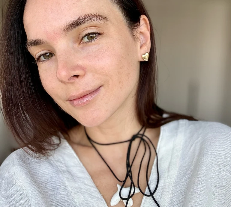 Не давалася мені кілька років: Мірошниченко похвалилася складною йога-позою та ранковим заняттям з прийомним сином. Фото