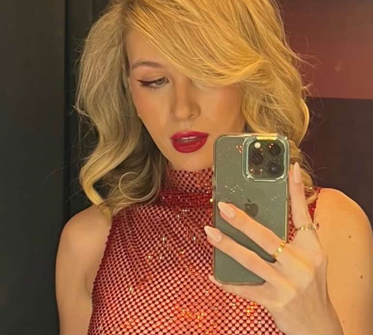 Дочка Брежнєвої в сяючій сукні та шубі уявила себе Мерилін Монро. Фото