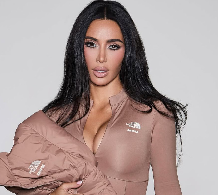 Кардашян у шкірянці і з оголеними сідницями пообіймала робота для модного глянцю. Фото