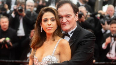 Ошатний Тарантіно на доріжці в Каннах пообіймав дружину у срібній сукні. Фото