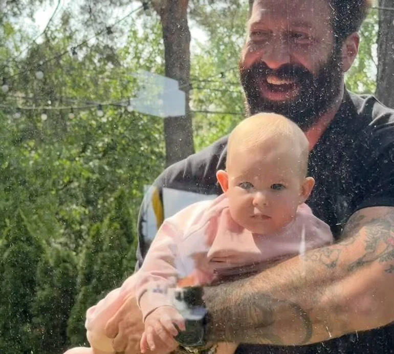 Це занадто мило: Салем із 5-місячною донькою POSITIFF на руках розчулив мережу. Відео