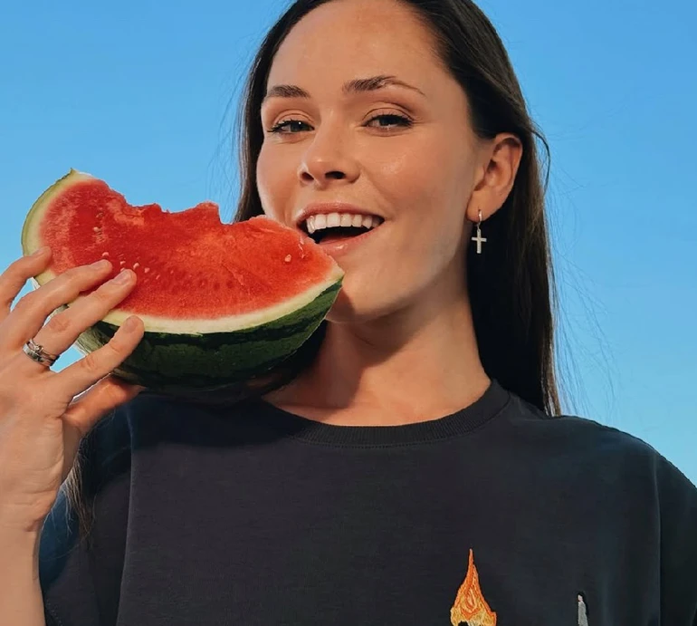 Саніна у грайливому міні показала свою сонячну пʼятницю в квітах