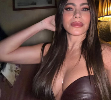 Вергара у Парижі впакувала ласі форми в обтислу шкіру кольору шоколаду. Фото