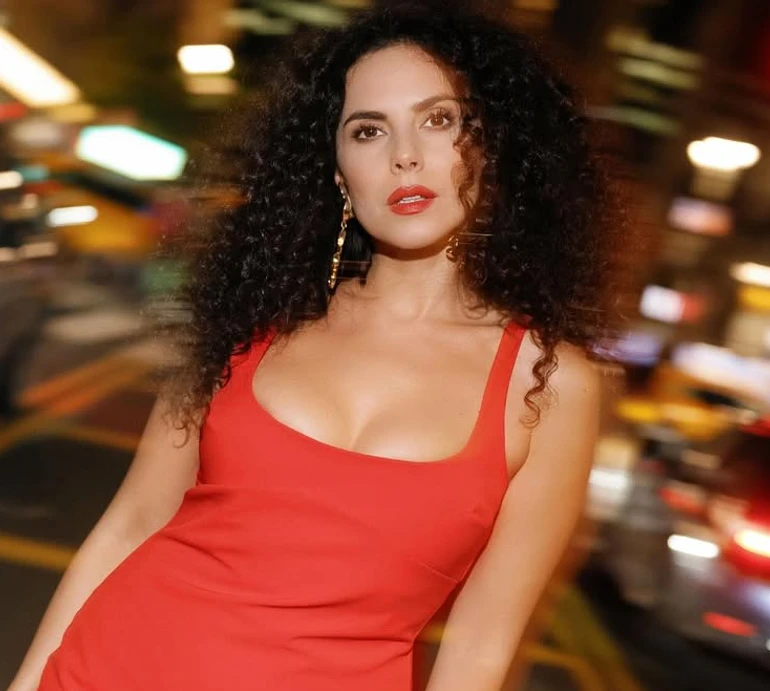 Палке міні і помада в тон: Каменських посвітила формами на нічних фото з Нью-Йорка