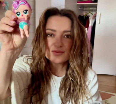 Не встигла зняти: Могилевська розповіла, як менша донька спішила отримати подарунок від Миколая та замилувала обіймами зі старшою. Відео