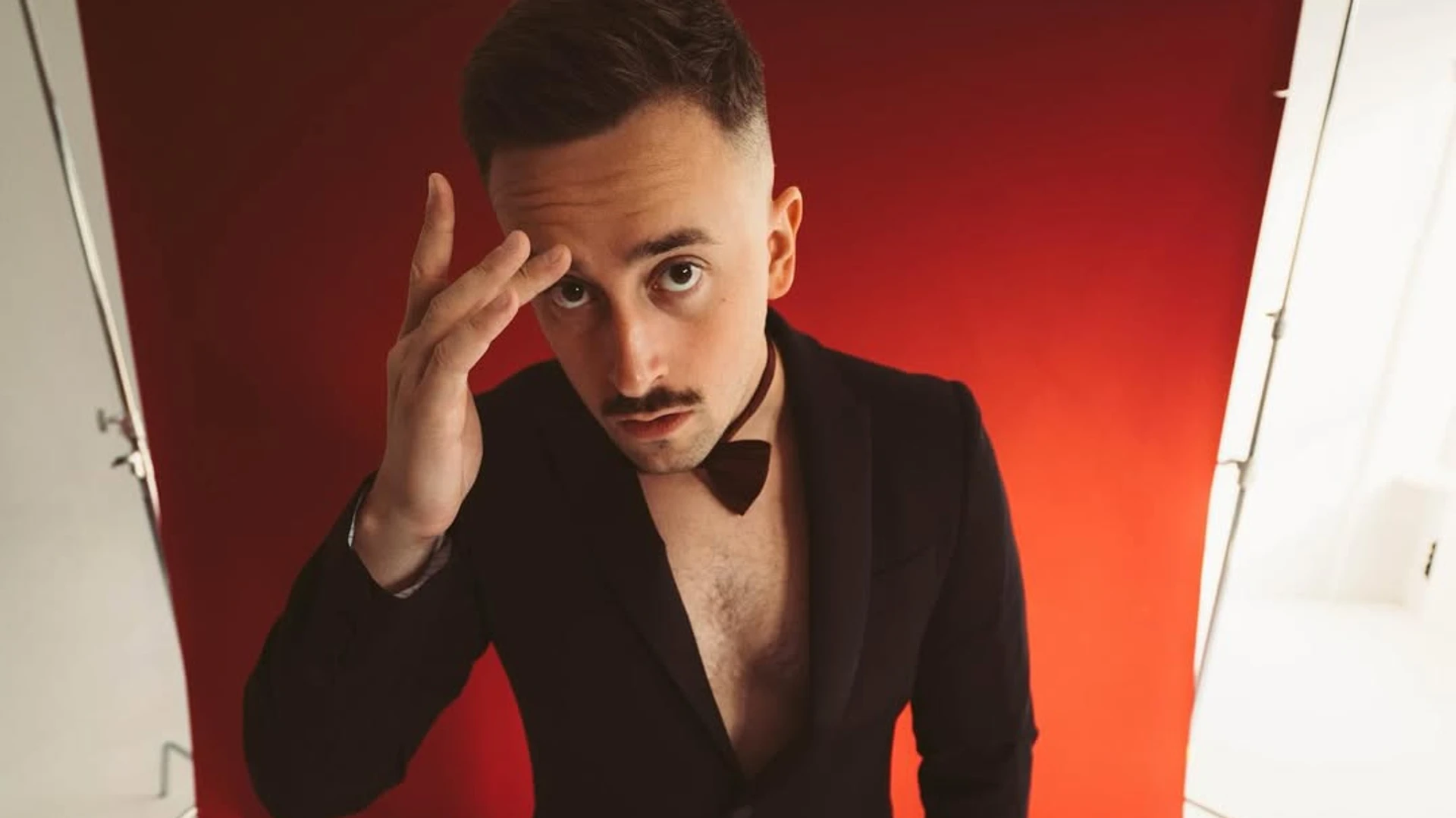 Жахливий спів і дружина з непростим минулим: що відомо про співака Шугара